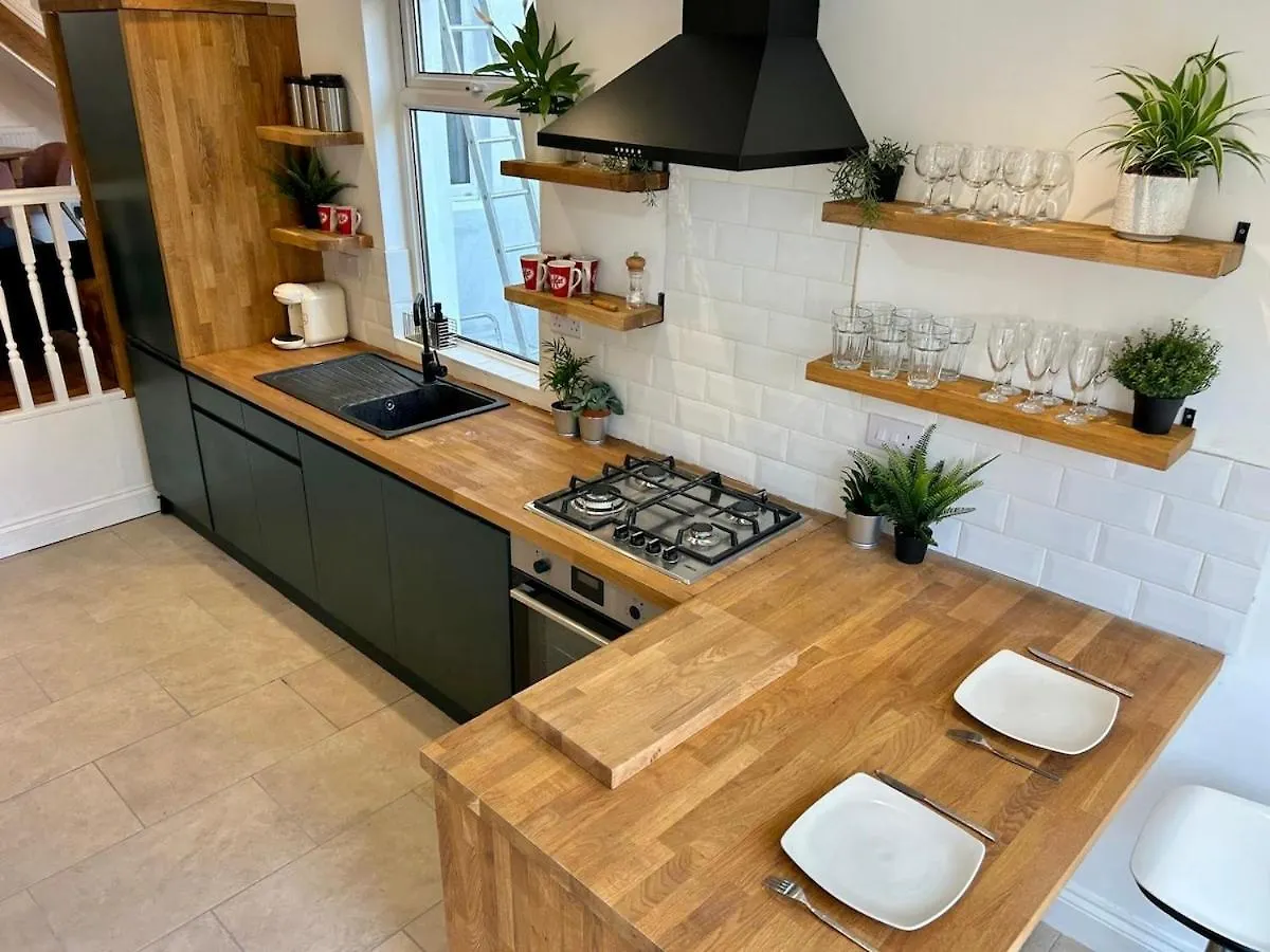 Holiday home Stylish Central House With Parking Cardiff United Kingdom